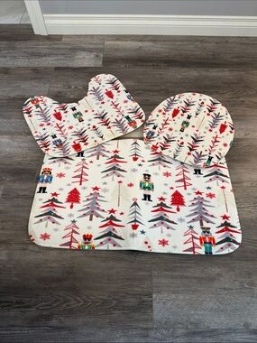Festive Nutcracker & Tree Holiday Bath Set - White, Red, Green